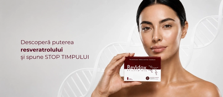 Cutie Revidox și capsule pe fundal alb
